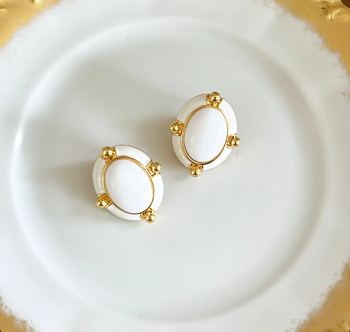 Classic style pierced oval earring.